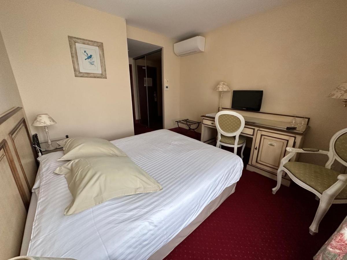 Hotel Domaine De L'Orangerie Bonnat Bagian luar foto